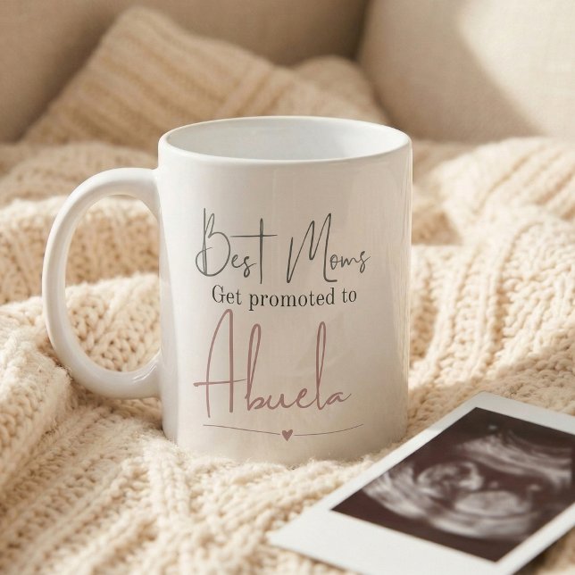Presenterad till Abuela-gåva graviditetsannonserin Kaffemugg (Best moms get promoted to Abuela mug
)