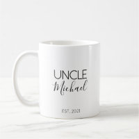 Presenterar bebis-nyheten med kaffemugg - rolig pr