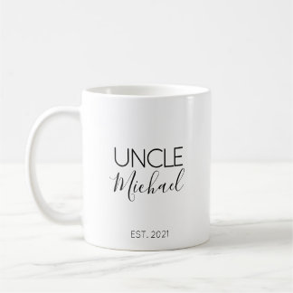 Presenterar bebis-nyheten med kaffemugg - rolig pr