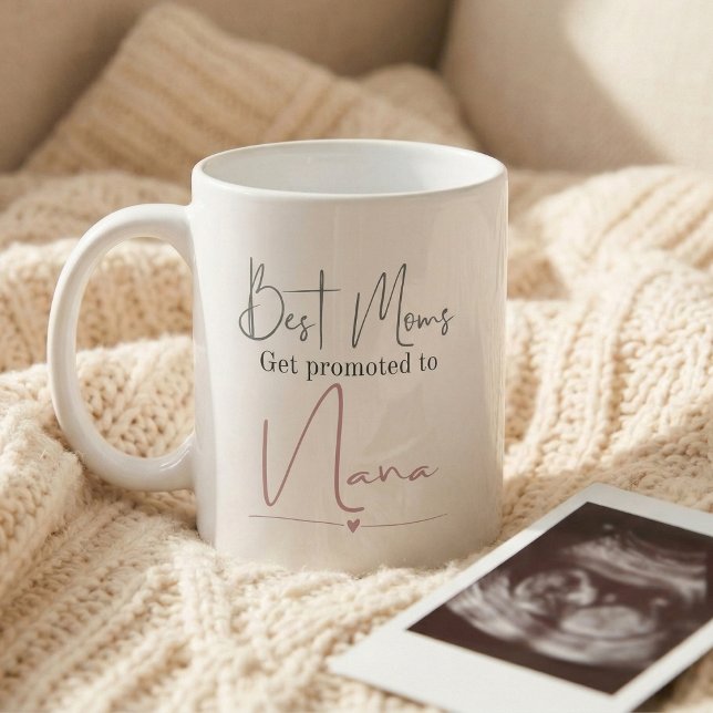 Presenteras till Nana-gåva graviditetsannonsering Kaffemugg (Best moms get promoted to Nana mug)