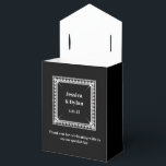 Presentförpackning för fest presentaskar<br><div class="desc">Denna presentförpackning för fest visas i en elegant svart och vit färg med en diamantglänsande accent i mitten framtill.
Anpassa denna artikel och ändra exempeltexten till din egen med denna mall.
Tips: Lägg bara till dina godbitar och lägg till lite festlig band.</div>