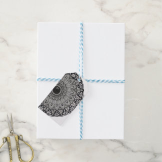 presentkort med monokrom mandala-konst presentetikett