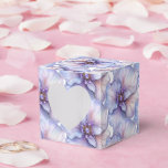 Presentlåda för fest<br><div class="desc">Presentkartong för fest visas i ett vackert elegant lila-lavendel juvelbesatt blommönster. Anpassa denna artikel och lägg till den eller köp som den visas. Tips: Lägg till en dekal med namn och lägg till lite vackert band. Bild med licens Tips: Lägg bara till dina fantastiska godsaker och lägg till lite festligt...</div>