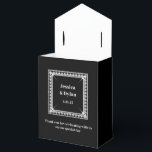 Presentlåda för fest<br><div class="desc">Denna presentlåda för fest visas i en elegant svart och vit färg med en diamantglansaccent i mitten framtill.
Anpassa denna artikel och ändra exempeltexten till din egen med denna mall.
Tips: Lägg bara till dina fantastiska godsaker och lägg till lite festlig band.</div>