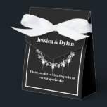 Presentlåda för fest<br><div class="desc">Denna presentlåda för fest visas i en elegant svart och vit färg med en diamantglitteraccent i mitten framtill.
Anpassa denna artikel och ändra exempeltexten till din egen med denna mall.
Tips: Lägg bara till dina fantastiska godsaker och lägg till lite festlig band.</div>