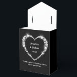 Presentlåda för festligheter<br><div class="desc">Denna presentlåda för festligheter visas i en elegant svart och vit färg med en diamantglänsande accent i mitten framtill.
Anpassa denna artikel och ändra exempeltexten till din egen med hjälp av denna mall.
Tips: Lägg bara till dina fantastiska godsaker och lägg till lite festlig band.</div>