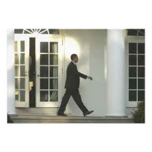 President Barack i djup tanke medan han går Fototryck