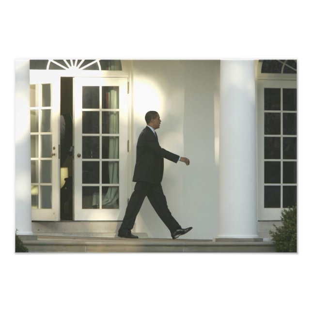 President Barack i djup tanke medan han går Fototryck (Framsidan)