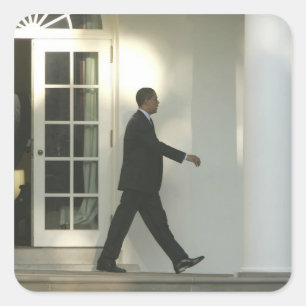 President Barack i djup tanke medan han går Fyrkantigt Klistermärke
