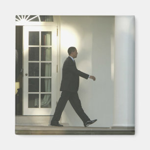 President Barack i djup tanke medan han går Magnet