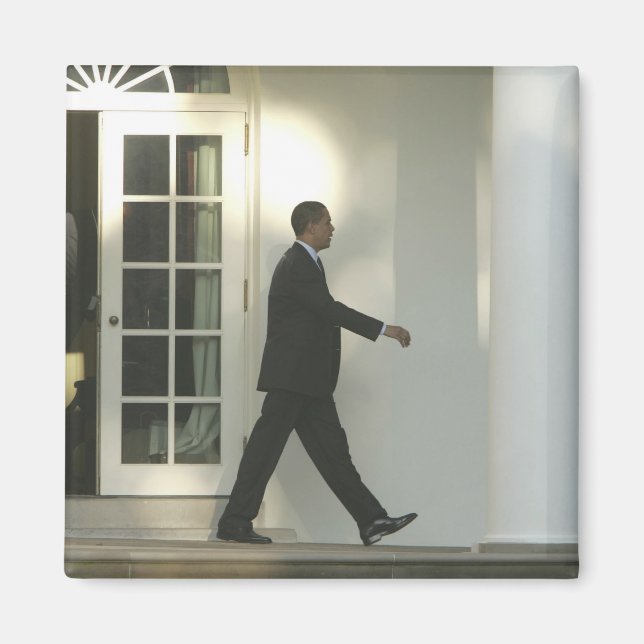 President Barack i djup tanke medan han går Magnet (Framsidan)