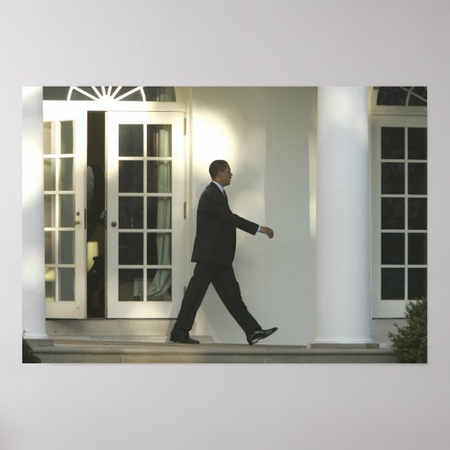 President Barack i djup tanke medan han går Poster (Framsidan)