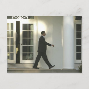 President Barack i djup tanke medan han går Vykort