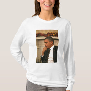 President Barack Obama reflekterar när han möter Tee Shirt