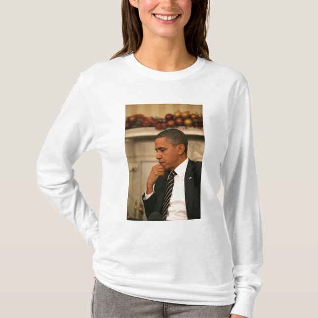 President Barack Obama reflekterar när han möter Tee Shirt (Framsida)