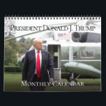 President Donald J Trump 2025 Photo Kalender<br><div class="desc">Trump Calendar med vackert bilder från under Trumpordförandeskapet, inklusive 4 juli, Påsk och Halloween i Vita huset. Varje månads bild har valts för att matcha den stora helgdag den månaden, från Vita husevenemang till utlandsresor med mera. President Trump och första Dam Melania Trump Wall Calendar. Firar patriotism och amerikanskt pride...</div>