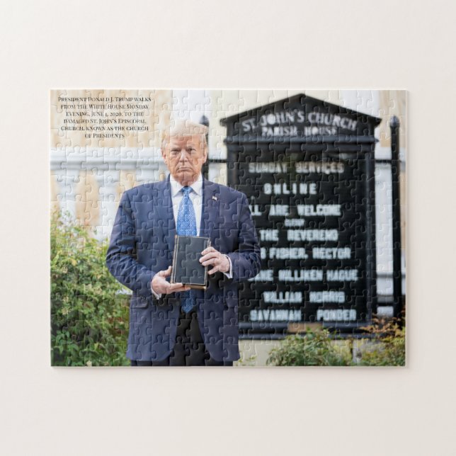 President Donald J. Trump Bible vid Damaged Church Pussel (Horisontell)