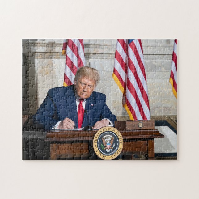 President Donald J. Trump vid Desk Pussel (Horisontell)