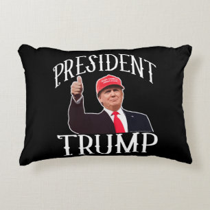 President Donald Trump Red Hat Thumbs Prydnadskudde