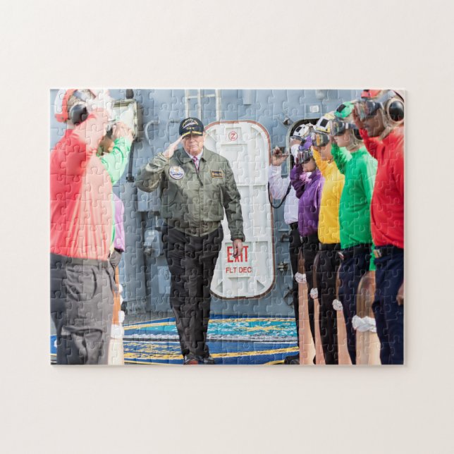 President Donald Trump Salutes Sailors Pussel (Horisontell)