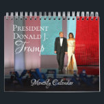 President Donald Trump Small 2025 Calendar Monthly Kalender<br><div class="desc">Mini-kalendern är underbar för kontoret, köket eller kammaren. Firar patriotism och amerikanskt pride med denna president Trump 2025 Wall Calendar. Gör en underbar gåva till en trumpanhängare eller stolt patriot! Har foton från Donald Trump och First Dam Melania Trump och första familjen från fullt-färg under olika evenemang under året. Varje...</div>