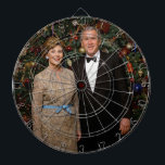 President George Bush, Laura jul White House Darttavla<br><div class="desc">George och Laura Bush jul White House Porträtt. George W. Bush, Förenta staternas 43:e president (2001-2009), förvandlades till en krigstidspresident efter de flygburna terrorattackerna den 11 september 2001, inför den "underbarare utmaningen för varje president sedan Abraham Lincoln." - de flygburna terroristattackerna mot World Trade Center, Pentagon, och Den 11 september,...</div>