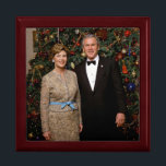 President George Bush, Laura jul White House Minnesask<br><div class="desc">George och Laura Bush jul White House Porträtt. George W. Bush, Förenta staternas 43:e president (2001-2009), förvandlades till en krigstidspresident efter de flygburna terrorattackerna den 11 september 2001, inför den "underbarare utmaningen för varje president sedan Abraham Lincoln." - de flygburna terroristattackerna mot World Trade Center, Pentagon, och Den 11 september,...</div>
