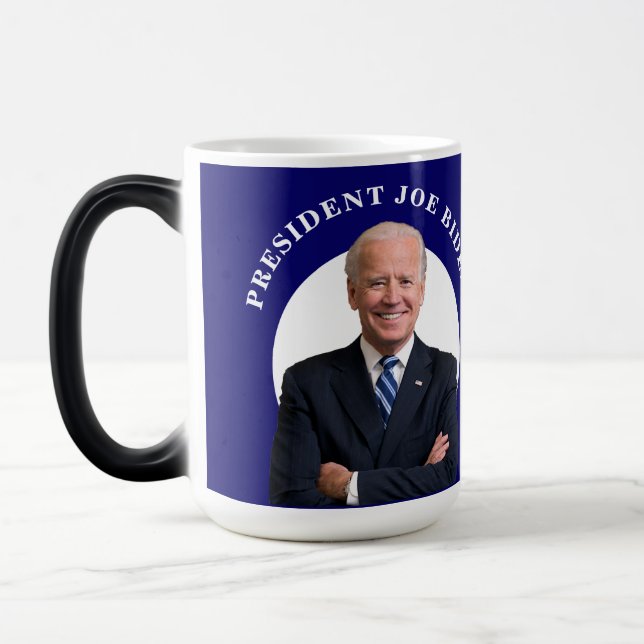 President Joe Biden Porträtt om Blue Magisk Mugg (Vänster)