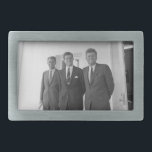 President John Kennedy & Brothers American Camelot<br><div class="desc">Sol slog ner på de tre Kennedy-bröderna när de stod under Vita husets välkända vita portico. President John F. Kennedy, den äldsta, lutade mot en pelare, ett leende som leker på hans läppar. Hans yngre bröder, Robert och Ted, stod bredvid honom, deras ansikte en blandning av glädje och syskon rivalitet....</div>