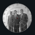 President John Kennedy & Brothers American Camelot Darttavla<br><div class="desc">Sol slog ner på de tre Kennedy-bröderna när de stod under Vita husets välkända vita portico. President John F. Kennedy, den äldsta, lutade mot en pelare, ett leende som leker på hans läppar. Hans yngre bröder, Robert och Ted, stod bredvid honom, deras ansikte en blandning av glädje och syskon rivalitet....</div>