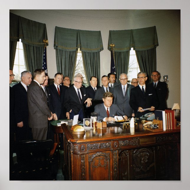 President Kennedy Manpower Act - Oval Office - 196 Poster (Framsidan)