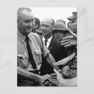 President Lyndon B. Johnson hälsar amerikanska tru Vykort