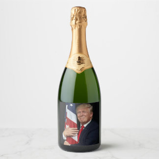 President Trump Hugger den amerikanska Flagga
