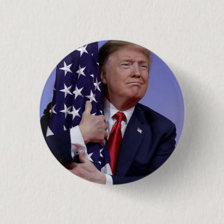President Trump Hugger den amerikanska Flagga Knapp