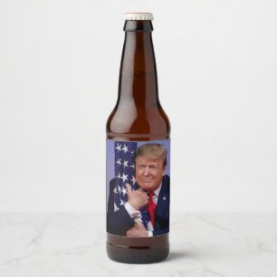 President Trump Hugger den amerikanska Flagga Ölflaska Etikett