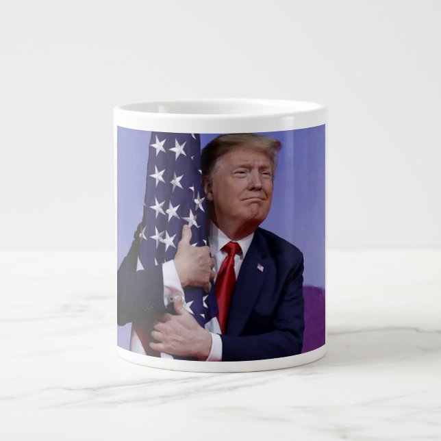President Trump Hugs den amerikanska Flagga Jumbo Mugg (Framsidan)