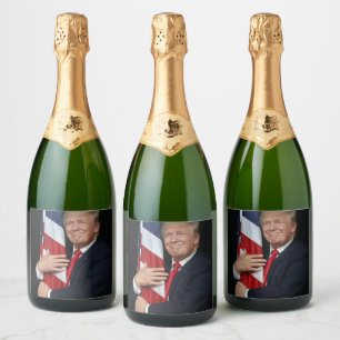 President Trump kramar den amerikanska flaggan