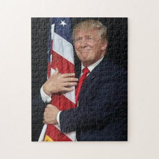 President Trump kramar den amerikanska flaggan Pussel