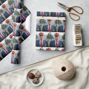 President Trump med Red MAGA Hat Presentpapper