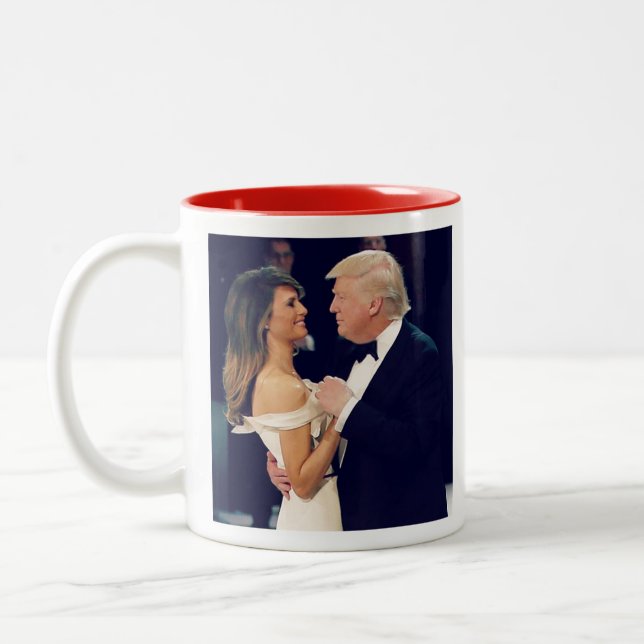 President Trump och Melania Dancing Två-Tonad Mugg (Vänster)