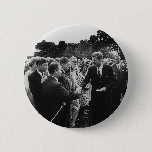 Presidenten Kennedy hälsar fredkårvolontärer Knapp (Framsida)