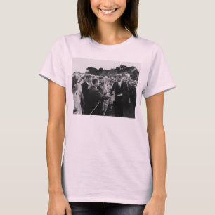 Presidenten Kennedy hälsar fredkårvolontärer Tee Shirt