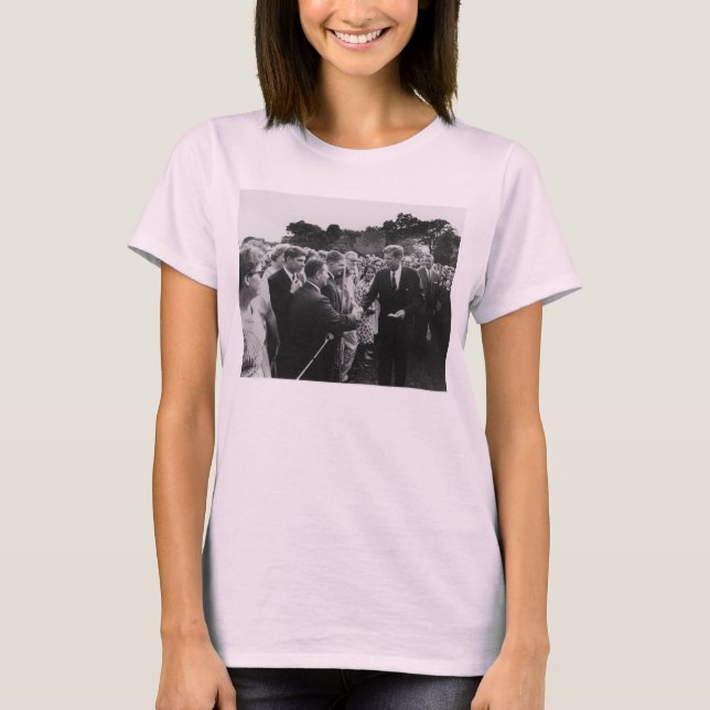 Presidenten Kennedy hälsar fredkårvolontärer Tee Shirt (Framsida)