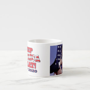 Presidenttrumf kramar amerikanska flaggan espressomugg