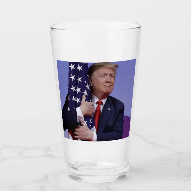 Presidenttrumf kramar amerikanska flaggan glaskopp (Framsida)