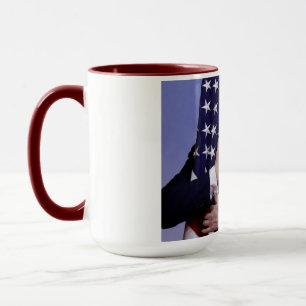 Presidenttrumf kramar amerikanska flaggan mugg
