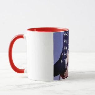 Presidenttrumf som kramar flagga mugg