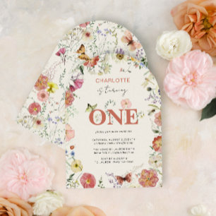 Pressade blommor i första födelsedag blir en inbjudningar