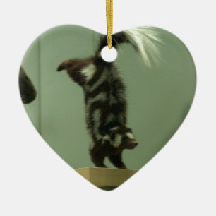 Prickig skunk; museumutställning julgransprydnad keramik