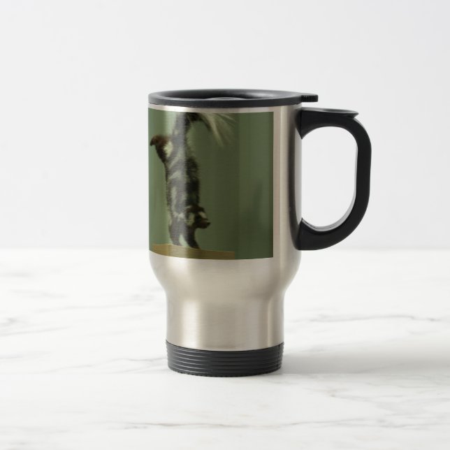 Prickig skunk; museumutställning resemugg (Höger)